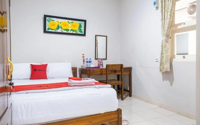 Guest House Kost and Kantin by RedDoorz
