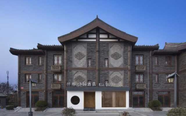 Qianna Bianyuan Hotel