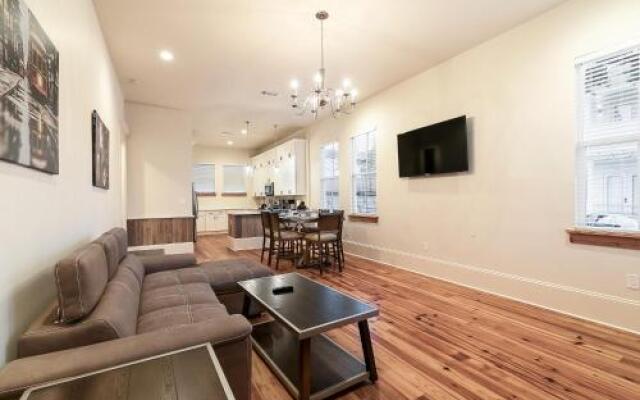 Spacious 3BR on Carondelet by Hosteeva