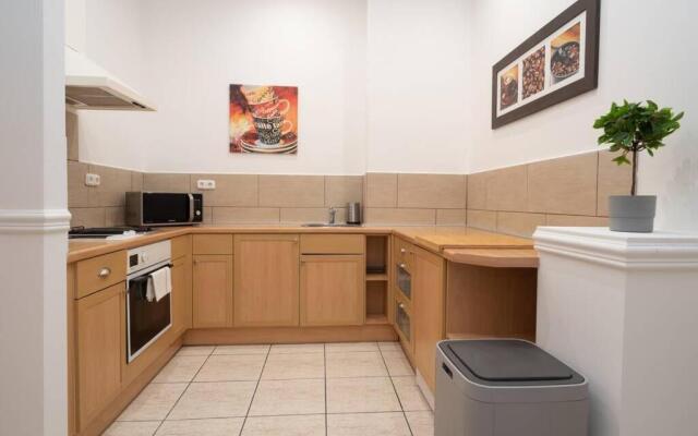 BEST located, 150 m2 5 bedrooms apt.,