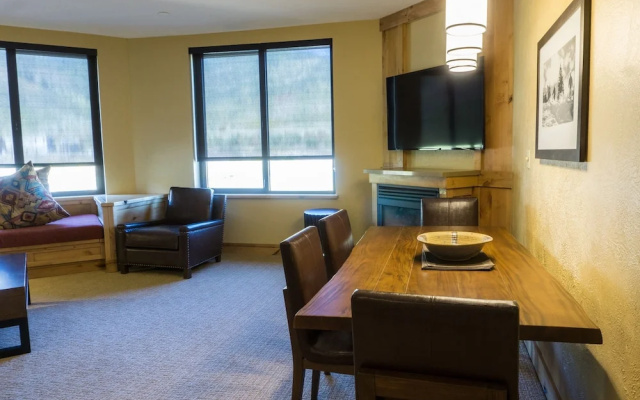 Grand Summit Hotel Spacious Family Suite by RedAwning