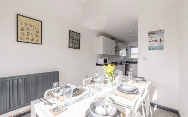 Modern 3 Bed House-free Parking