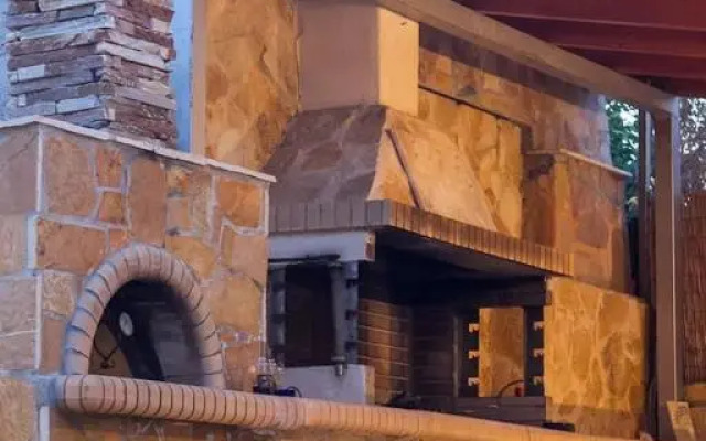 Spacious home with garden in Marathonas