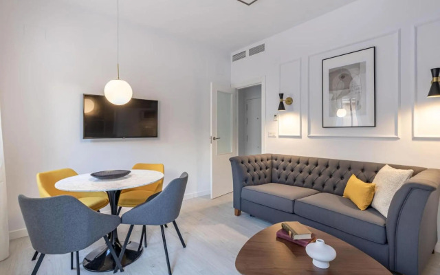 Central Stylish and Elegant 1 & 2 BR apartments I