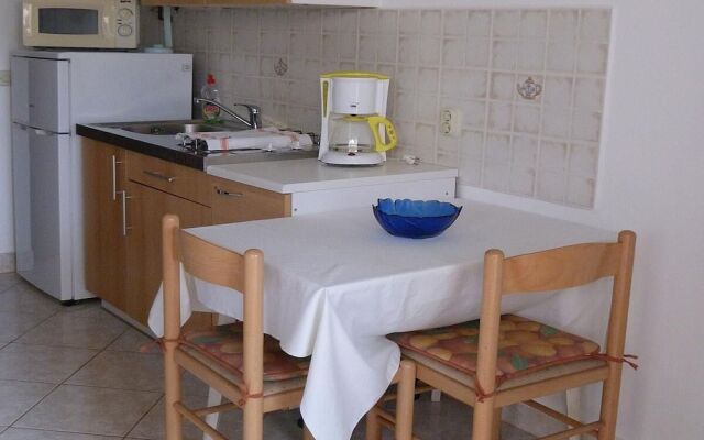 Simple apartment for 2 in Banjole