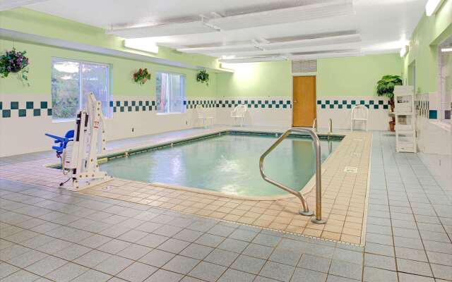 Super 8 by Wyndham Pontoon Beach IL/St. Louis MO Area