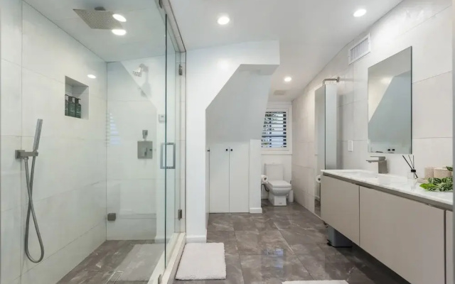 5 Bedroom Home with Pool & Guest House