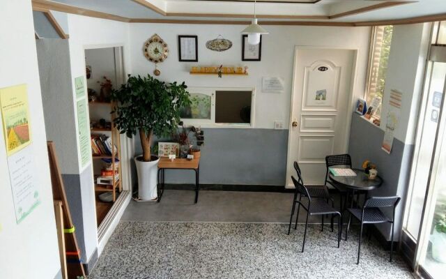 Happy Tour Guesthouse - Hostel