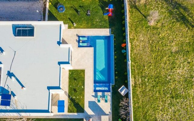 Villa Important