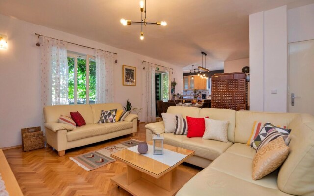 Amazing Home in Makarska With Wifi and 6 Bedrooms