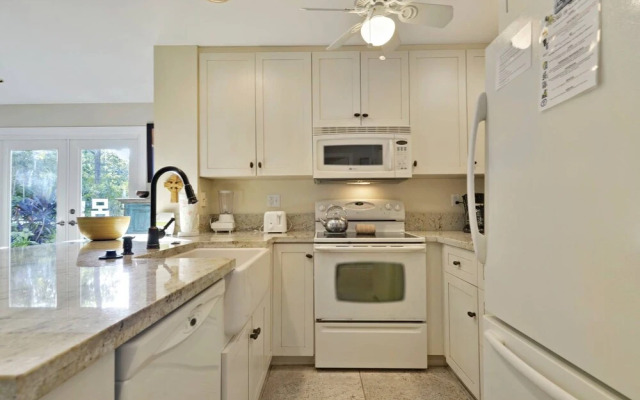 Artist Garden by Avantstay Great Location w/ Balcony, Outdoor Dining, Shared Pool & Bbq! Week Long Stays