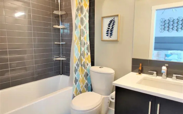 Monki Di Executive Suites - GLAS - Luxury Inner City Home 3 min to Downtown w Private Rooftop Patio Fireplace