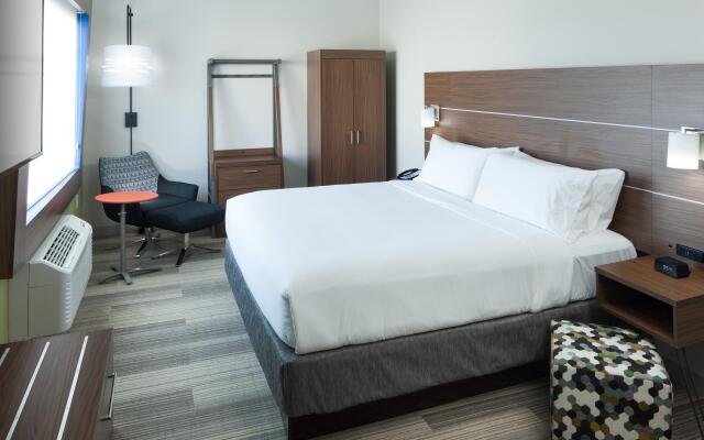 Holiday Inn Express & Suites Orlando at SeaWorld, an IHG Hotel