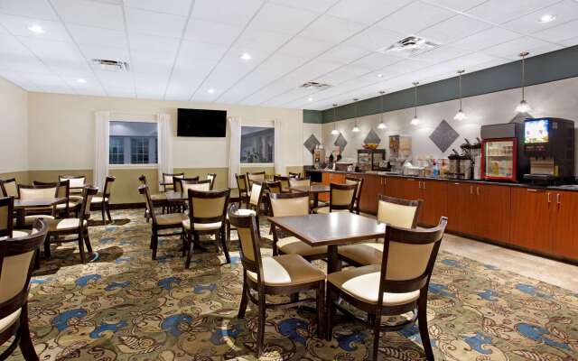 La Quinta Inn & Suites by Wyndham Stonington-Mystic Area