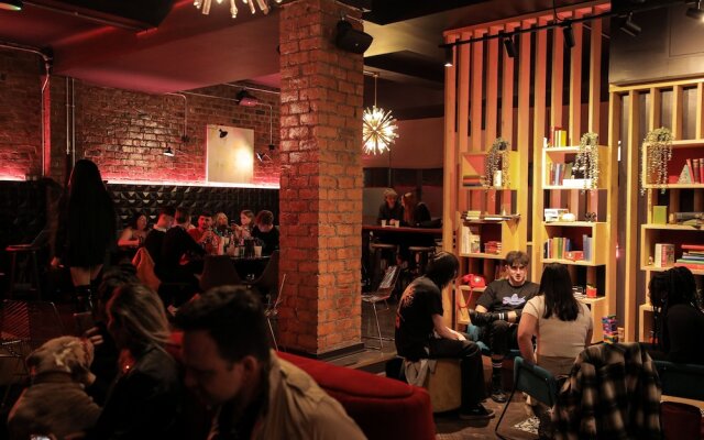 Revolver - Hostel
