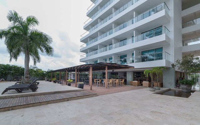 Deluxe Condo W Amenities & Beach