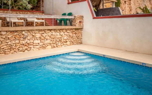 Pool and Sea, charming Merill Apart 3