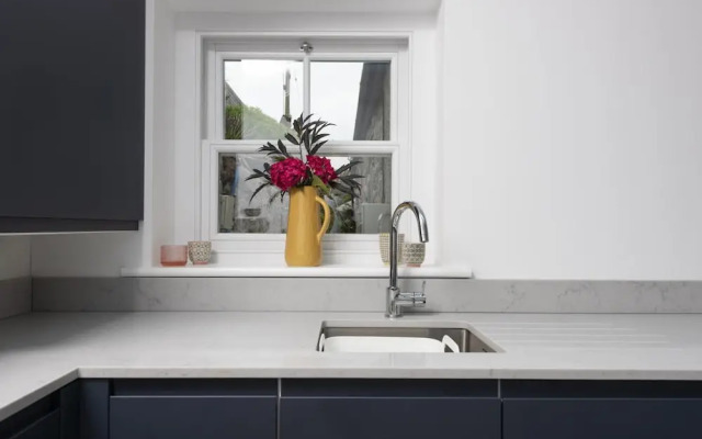The Vicarage Newlyn 1 Bed River View Parking