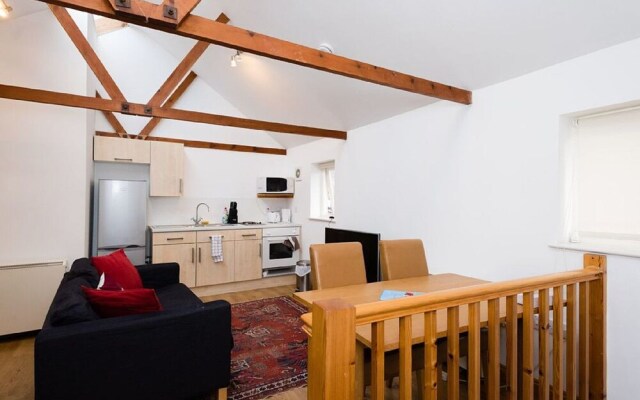 Cosy studio in bustling Grafton Centre