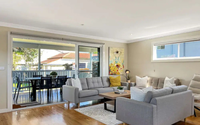 3-bed Coastal Haven With Alfresco Dining & BBQ