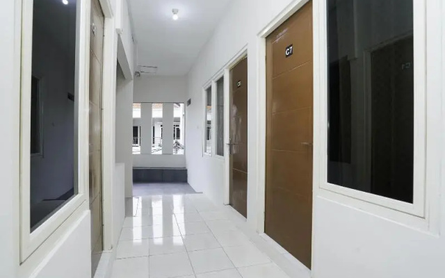 Oyo 1985 F7 Residence