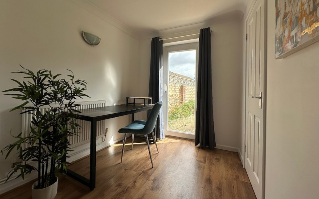 Spacious 5 Bedroom With 4 Baths Off-road Parking