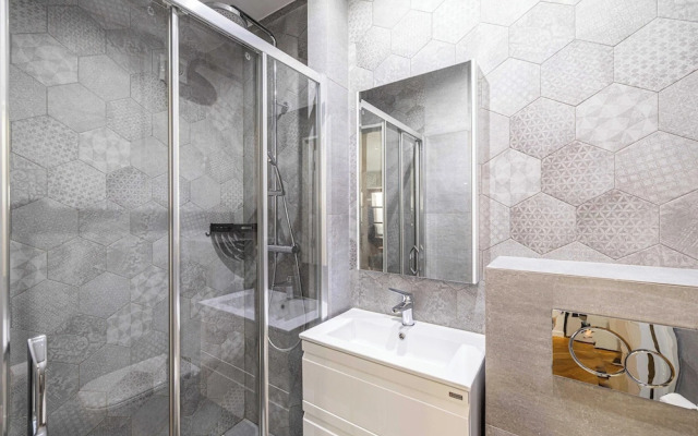 Magnificent Renovated 2 Bedroom Apartment, Terrace