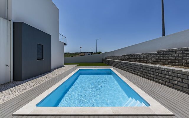 Captivating 4-bed House in Cadaval District-lisbon