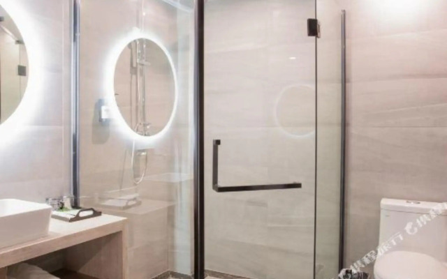 Liangjing Grand Hotel (Jingdezhen People's Square & Yuyaochang Park)