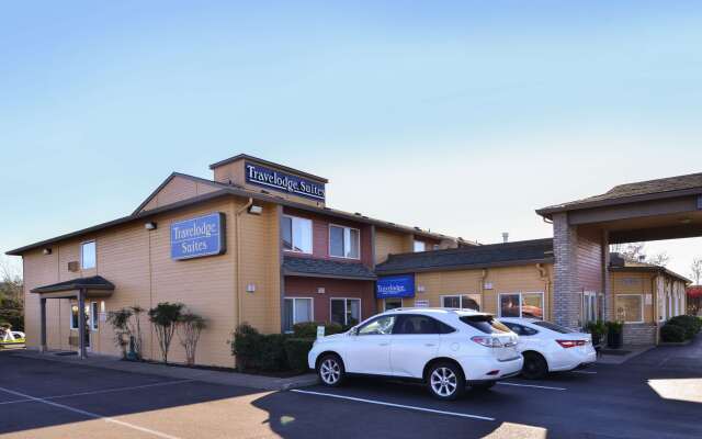 Travelodge Suites by Wyndham Newberg