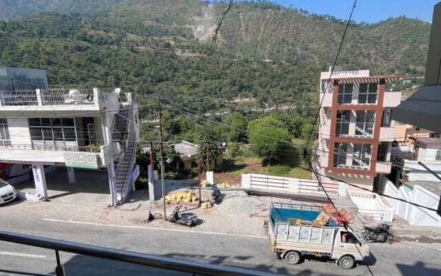 Goroomgo Girish Alay Homestay Uttarakhand