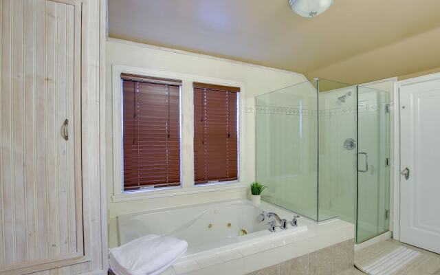 Lakefront Algoma Home w/ Deck, Grill & Fireplace