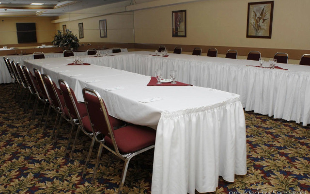 Four Points by Sheraton Toronto Airport East