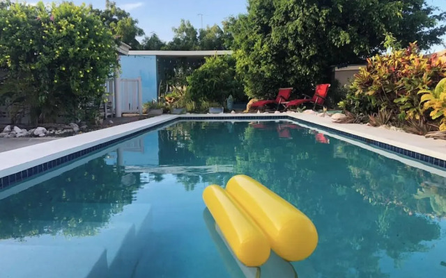Tropical Breeze Apartments