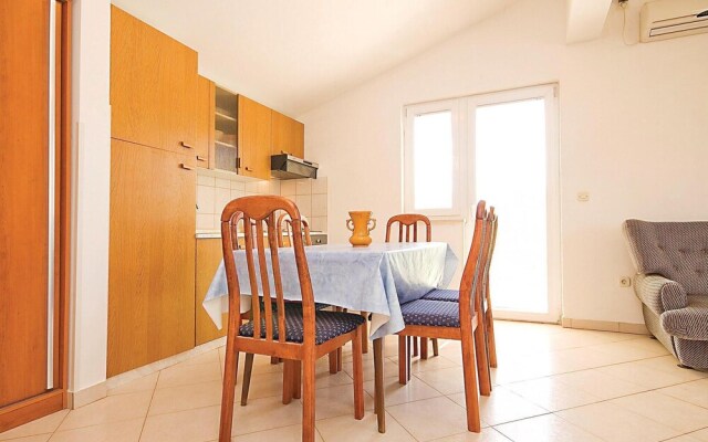 Beautiful Home in Banj With Wifi and 5 Bedrooms
