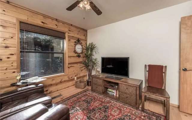 CenterView - Two Bedroom Cabin with Hot Tub