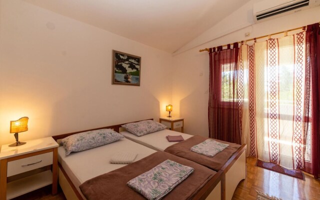 Nice Home in Starigrad With Wifi and 6 Bedrooms