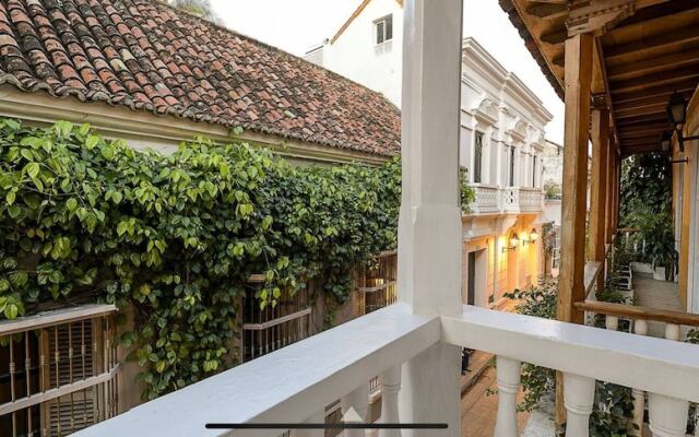 Luxury Large Apartment With Colonial Balcony
