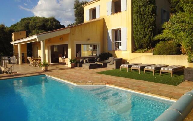 Villa With 4 Bedrooms in Rayol-canadel-sur-mer, With Wonderful sea Vie