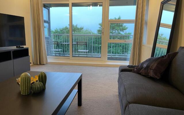 Spacious 2-Bedroom Flat Near Surbiton Station