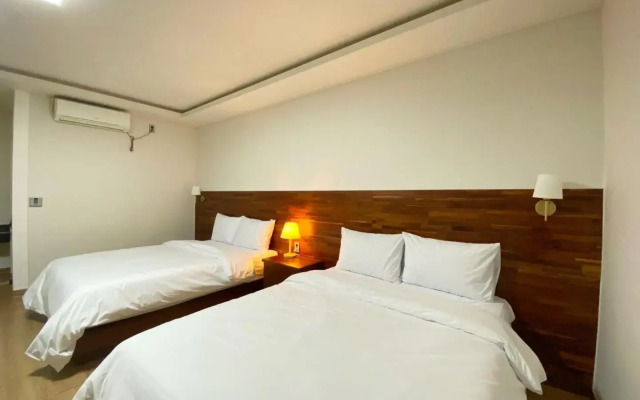 F1 Hotel