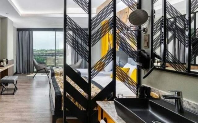 Arnor De Luxe Hotel