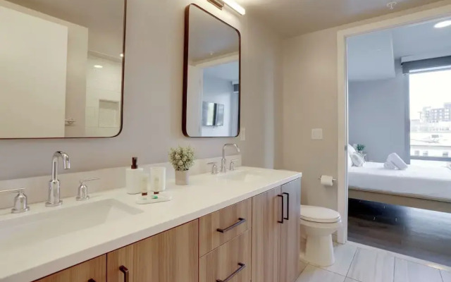 Stylish Apartment Steps from the Metro