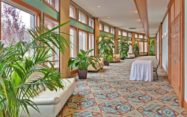 Delta Hotels by Marriott Huntington Mall