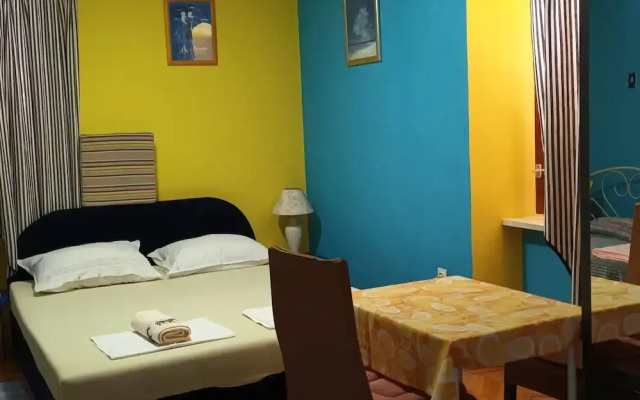 Cozy Studio Apartments With Terrace Near Kaštela Promenade