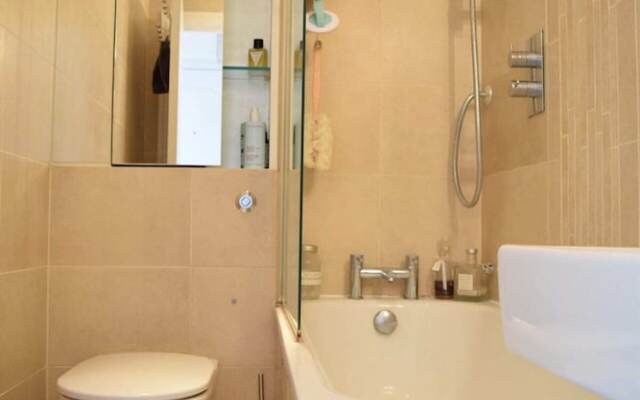 Spacious Studio Apartment In East London