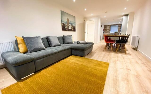 Large Modern 3 Bedroom Apt With Free Parking