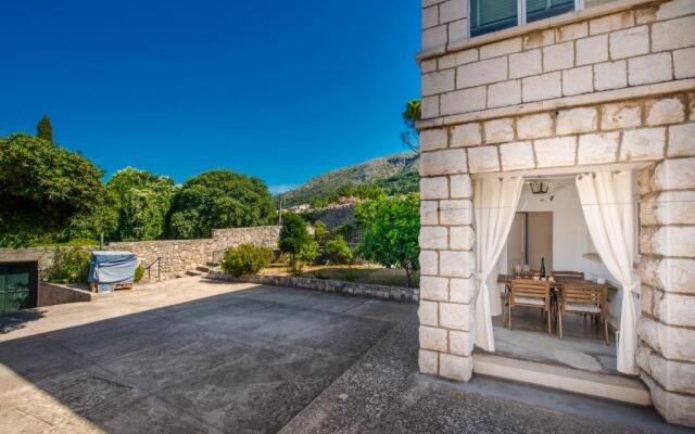 Apartment Near Old Town, FREE Parking & Huge Garden