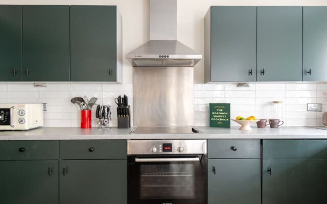 The Bow Mews - Modern & Bright 2BDR Apartment with Patio