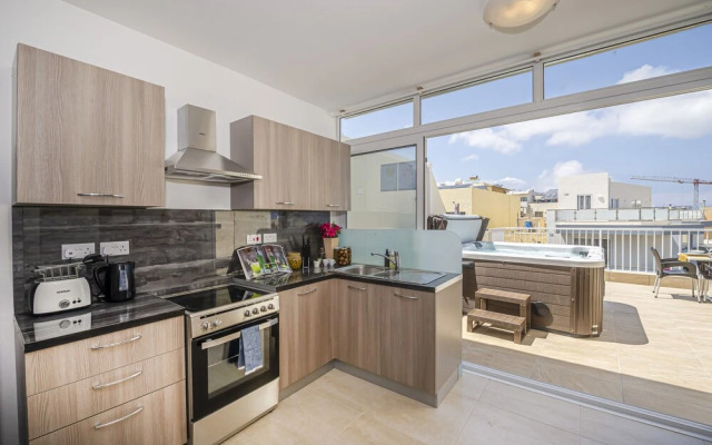 Summer Breeze Penthouse with large Terrace and Hot Tub by Getaways Malta